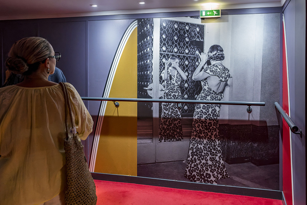 Au bout d’un couloir, cette photo signée Roger Schall, d’une élégante et de son reflet dans un miroir attire immanquablement l’œil.