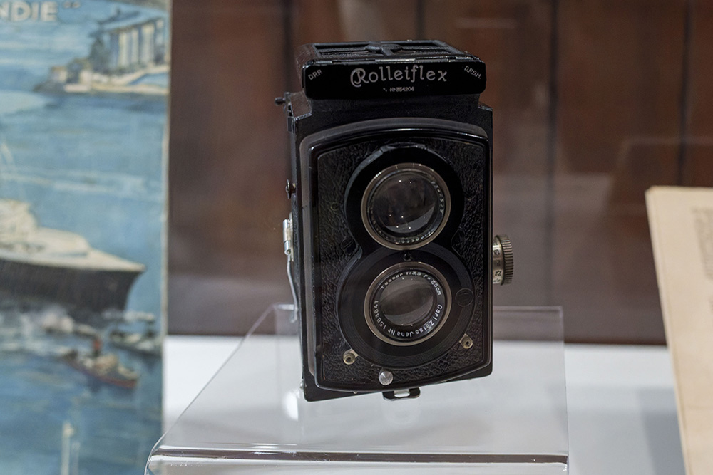 Le Rolleiflex de Roger Schall est exposé…