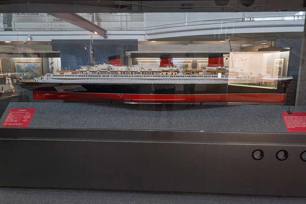 - Une maquette de Normandie. Le paquebot faisait 313,75 mètres de longueur pour 35,90 m. Il comptait 11 ponts et pouvait accueillir 1972 passagers.
