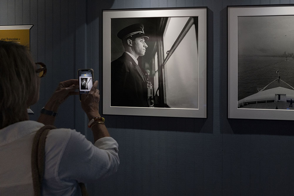 L’officier de quart surveille l’horizon. Une belle image de Roger Schall qui s’est beaucoup attaché à photographier l’humain également.