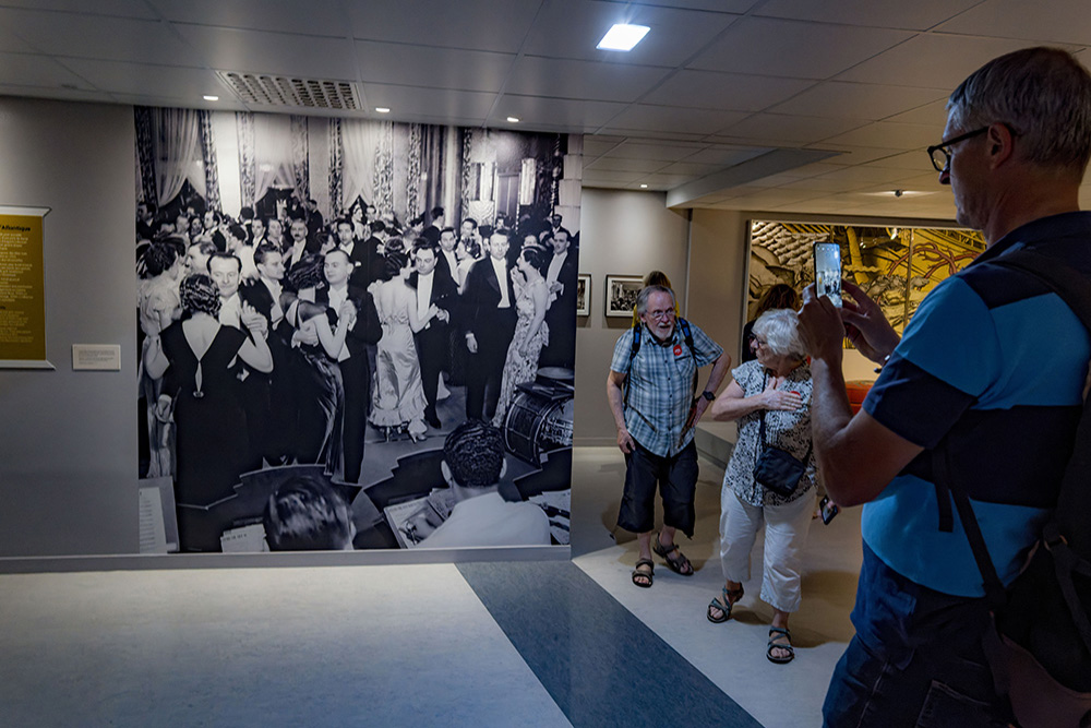 – grand salon du Normandie. Les visiteurs apprécient !