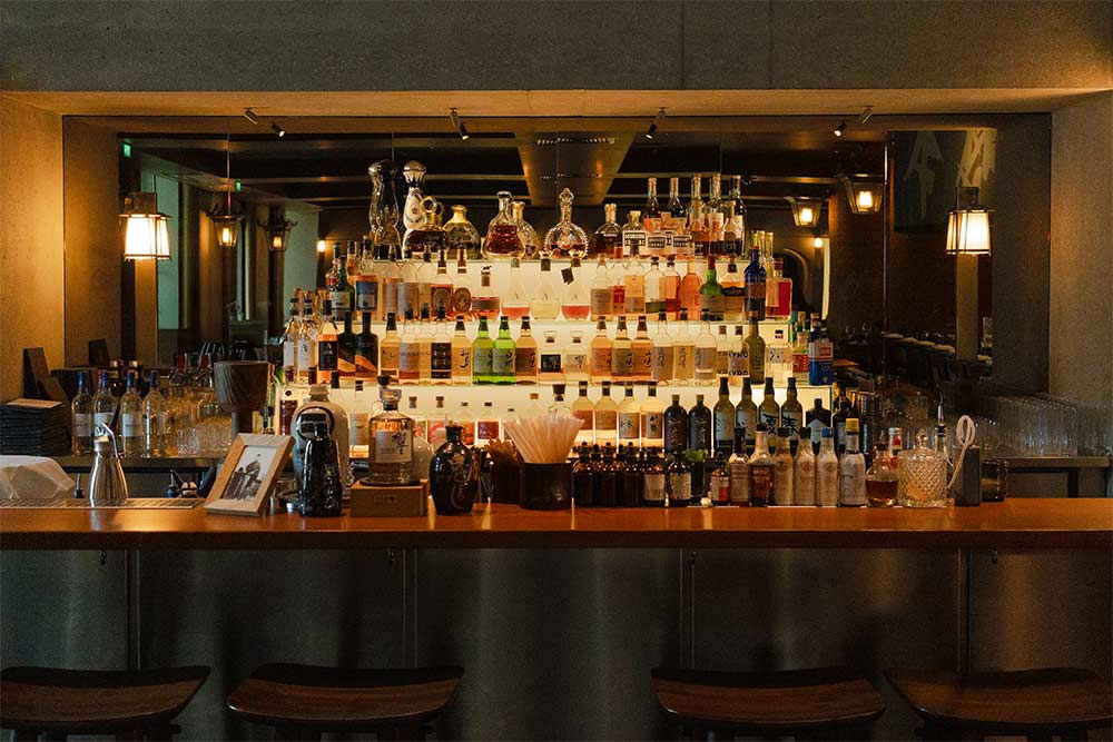 Un bar bien achalandé.
