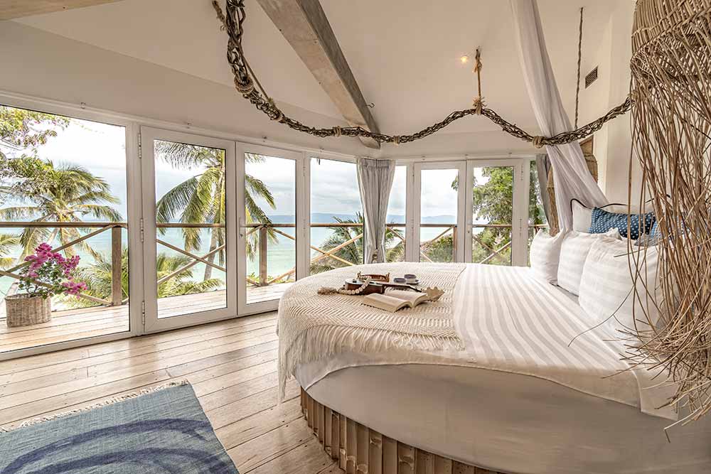 Haute Couture Hospitality - Lit d'une des chambres de la Beach Villa.