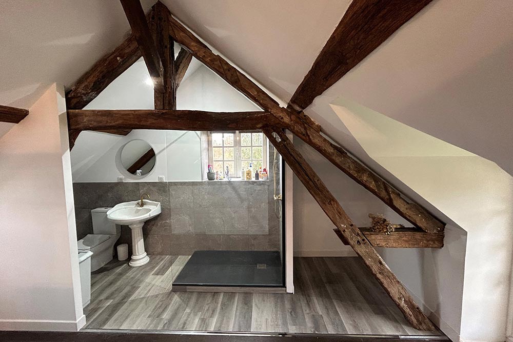 Une salle de douche dans les combles.