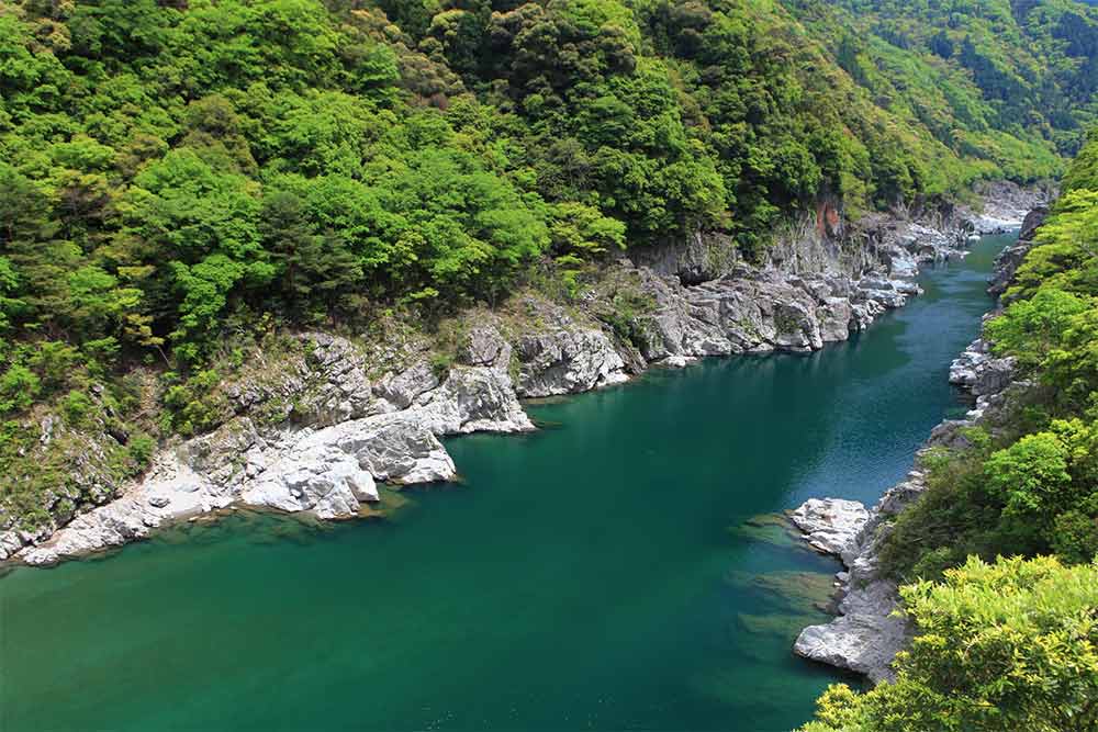 Sur le canyon Oboke, vous pourrez descendre tranquillement la rivière à bord d'un bateau de plaisance en admirant l'eau émeraude.