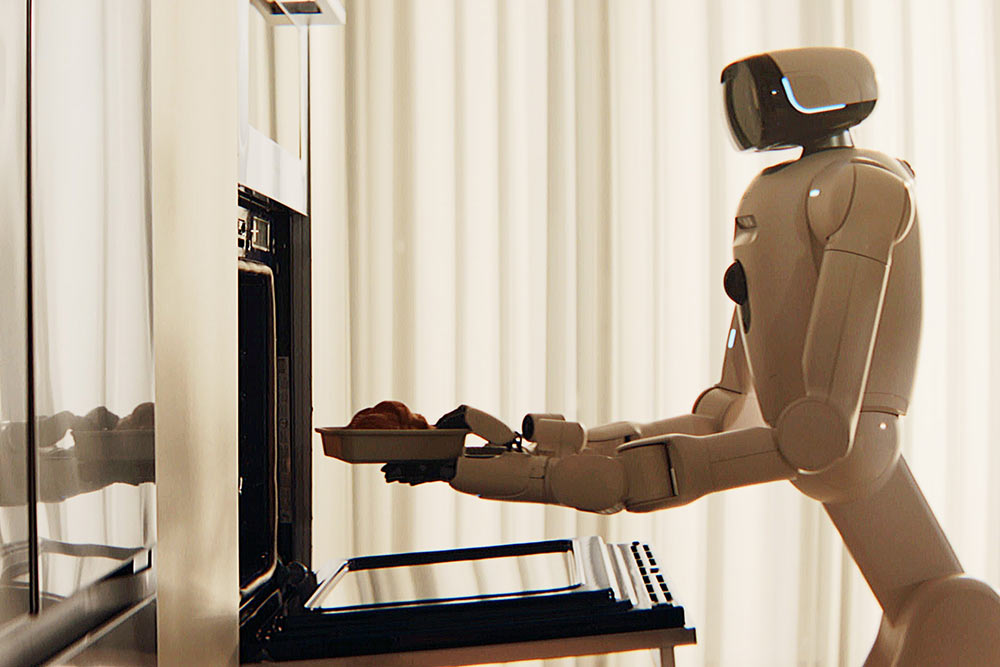 LG CLOiD - Le Robot met les croissants au four.