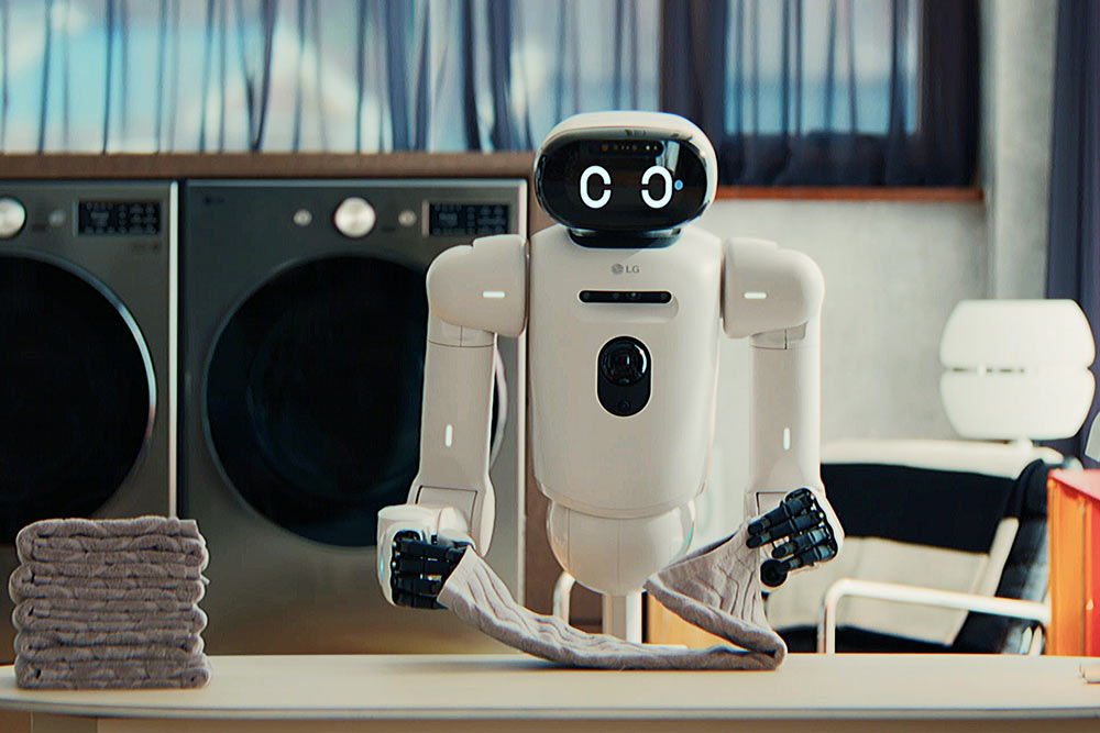 Le robot plie le linge.