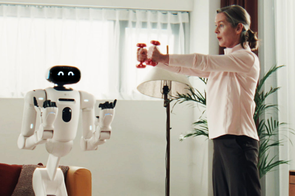 LG CLOiD - Le robot fait de la gym avec vous.