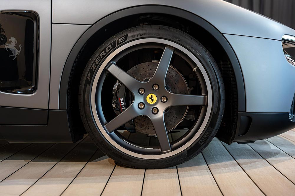 Pirelli - P Zero E Ferrari Luce