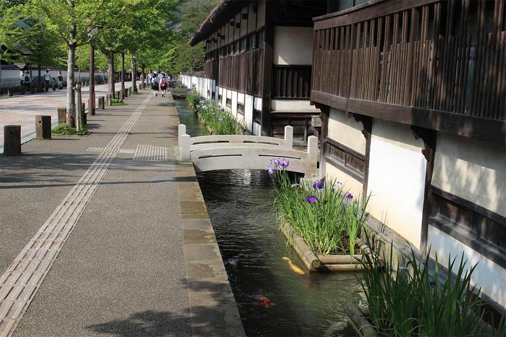 Régions Secrètes du Japon - Tsuwano : Rue Tonomachi-dori.