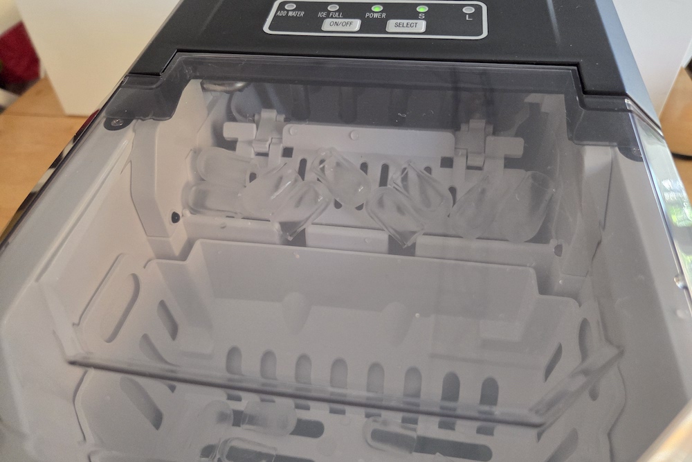 Ice Cool : la machine à glaçons qui rafraîchit l'été en un temps record .