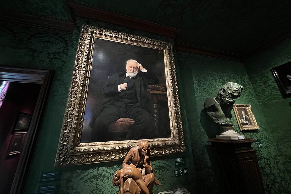 Portrait de Victor Hugo dans une des pièces de l'appartement.