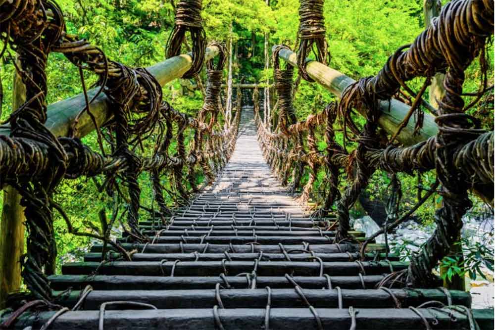 Selon une légende locale, ces ponts furent construits par les soldats Heike en déroute fuyant leurs poursuivants Genji.