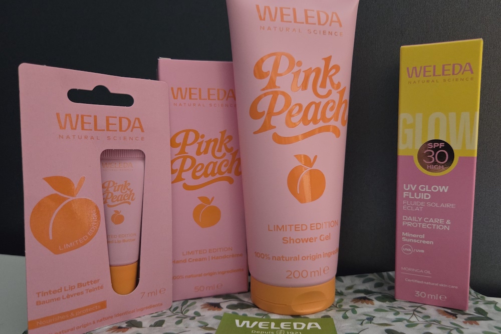 Pour accompagner les journées ensoleillées, Weleda réunit trois essentiels : un Gel Douche, une Crème Mains et un Baume Lèvres Teinté.