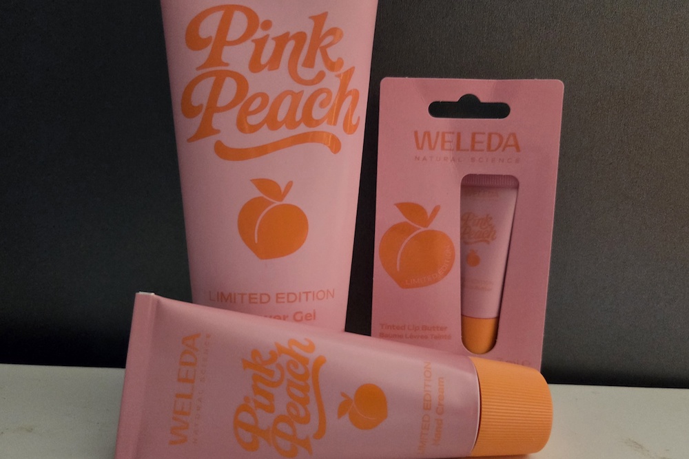 L’été prend des accents fruités avec Pink Peach, l’édition limitée de Weleda au design punchy et au parfum 100 % naturel.