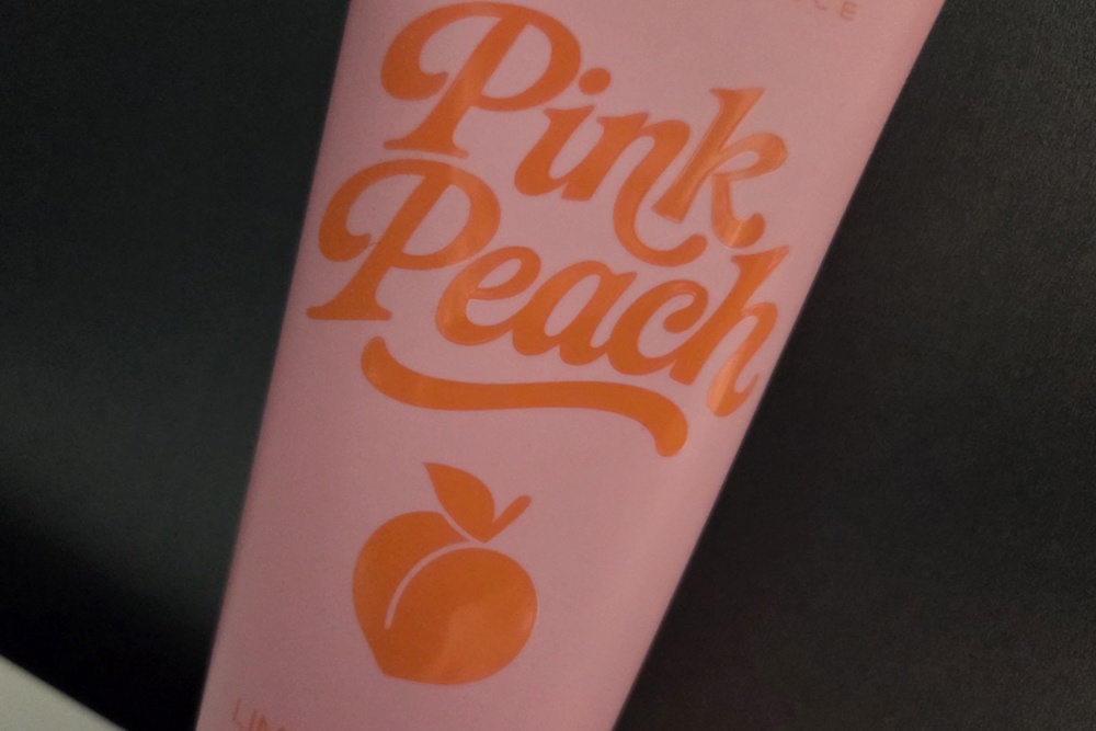 Formulé à base d’agents lavants d’origine végétale, le Gel Douche nettoie et enveloppe la peau d’un voile fruité rafraîchissant.