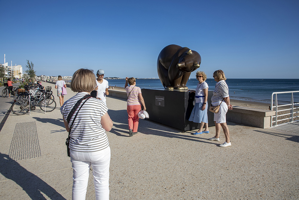 Ours polaire monumental de Michel Bassompierre exposé sur le front de mer de La Baule.