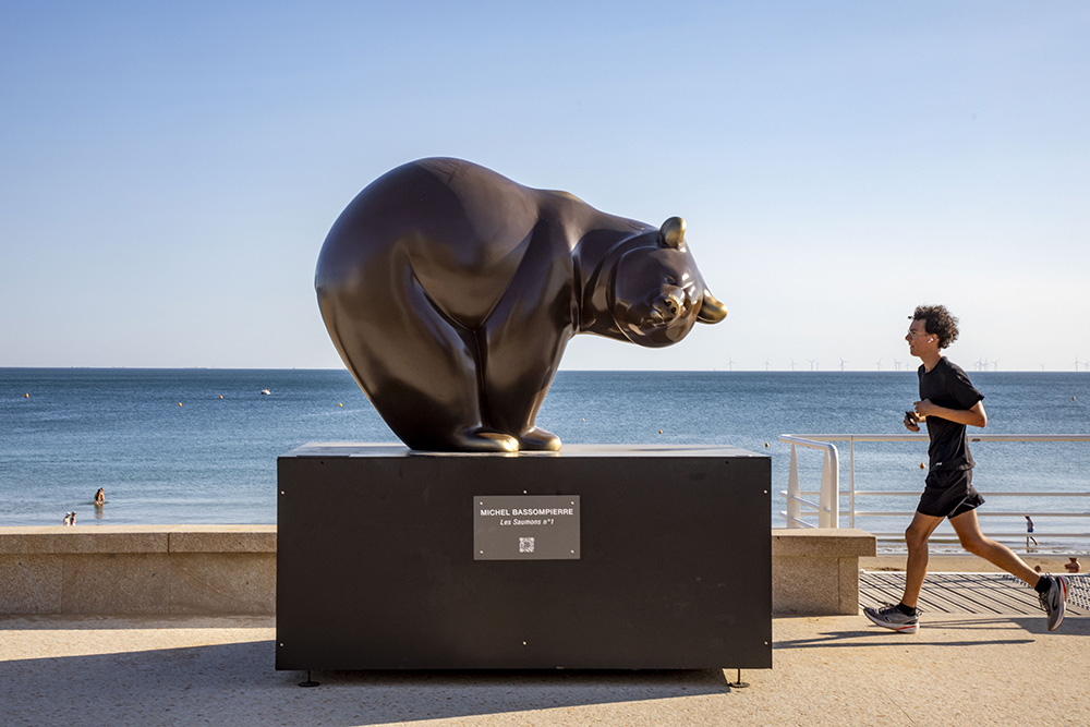 Ours polaire monumental de Michel Bassompierre exposé sur le front de mer de La Baule.