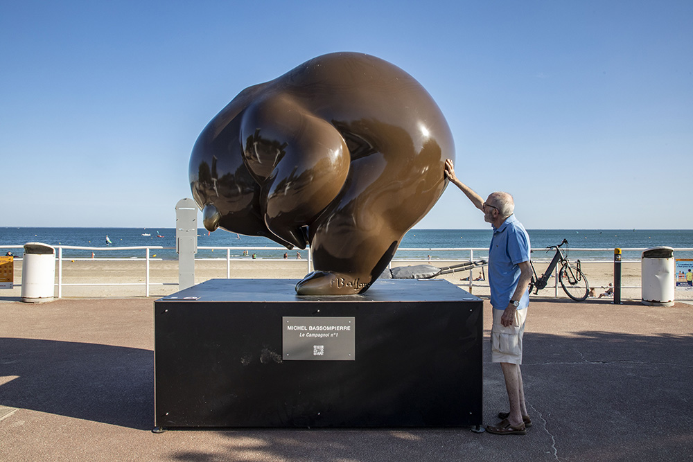 Ours polaire monumental de Michel Bassompierre exposé sur le front de mer de La Baule.
