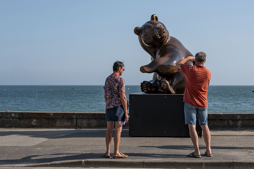 Ours polaire monumental de Michel Bassompierre exposé sur le front de mer de La Baule.
