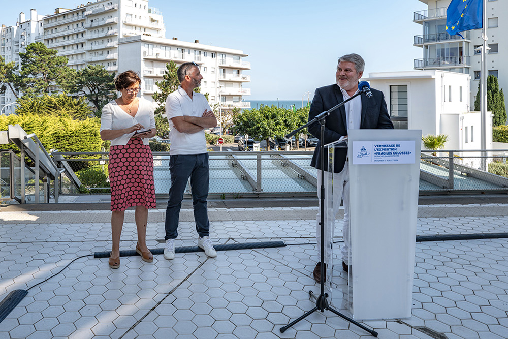 Vernissage de l'exposition Fragiles colosses à La Baule.