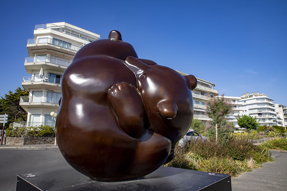 Ours polaire monumental de Michel Bassompierre exposé sur le front de mer de La Baule.