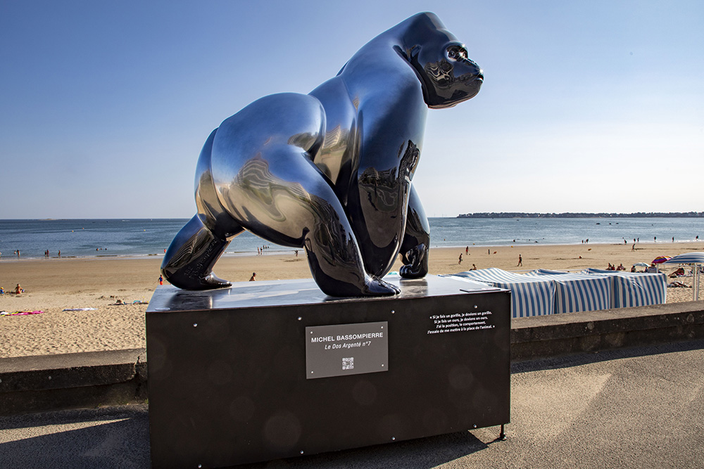 Gorille monumental de Michel Bassompierre exposé sur le front de mer de La Baule.