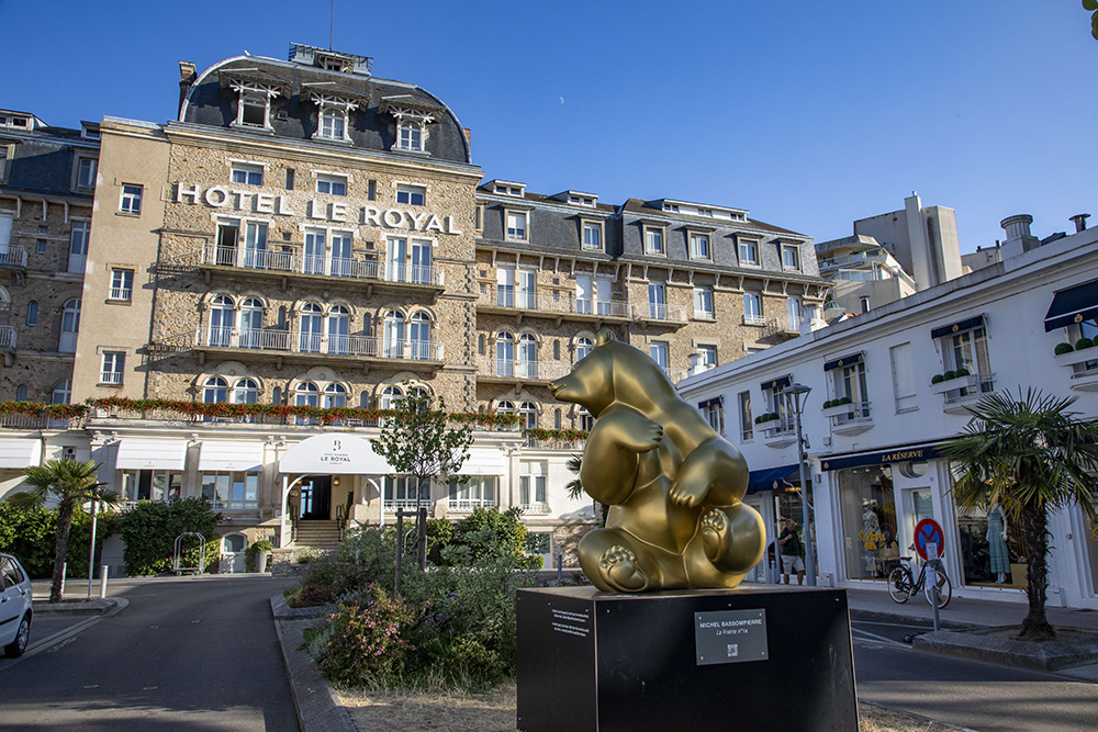 L’Ours polaire monumental de Michel Bassompierre exposé sur devant l’Hôtel Barrière Le Royal