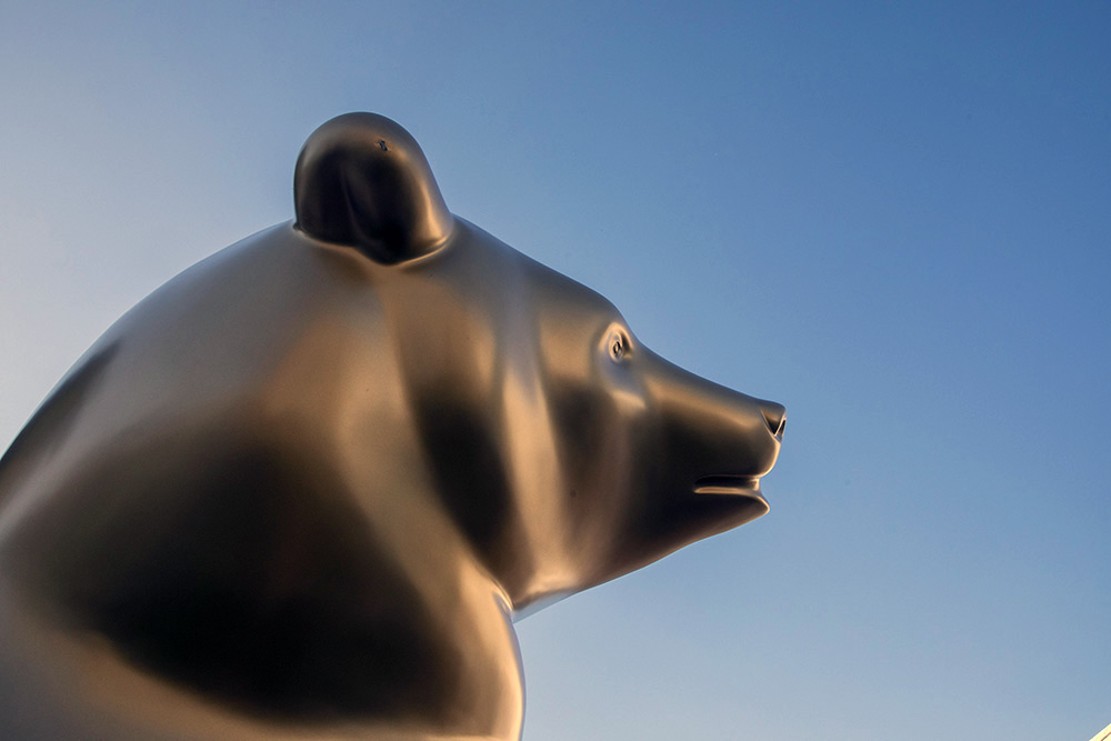 L’Ours polaire monumental de Michel Bassompierre exposé sur devant l’Hôtel Barrière Le Royal