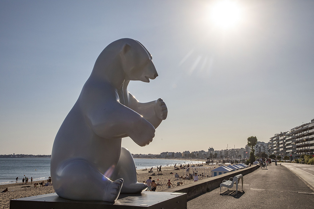 Ours polaire monumental de Michel Bassompierre exposé sur le front de mer de La Baule.