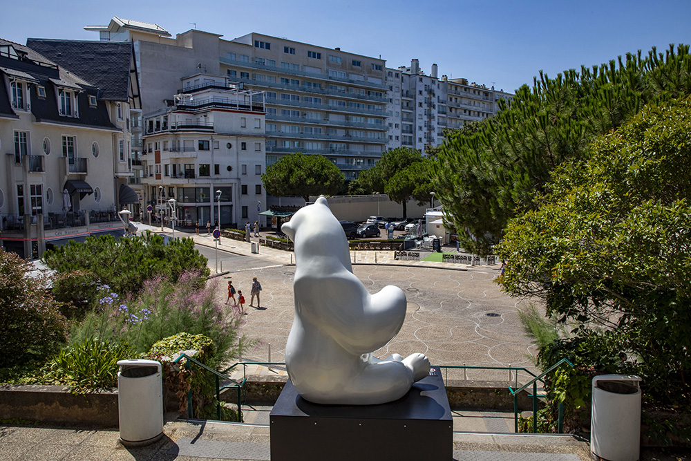 Ours polaire monumental de Michel Bassompierre exposé sur le front de mer de La Baule.