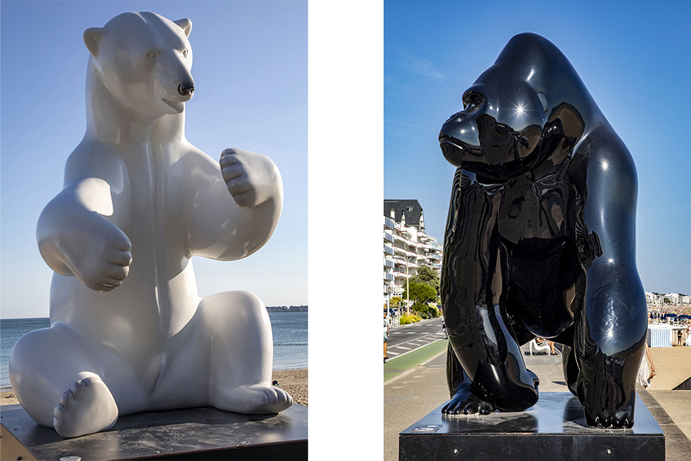 Ours polaire et gorille monumentaux de Michel Bassompierre exposé sur le front de mer de La Baule.