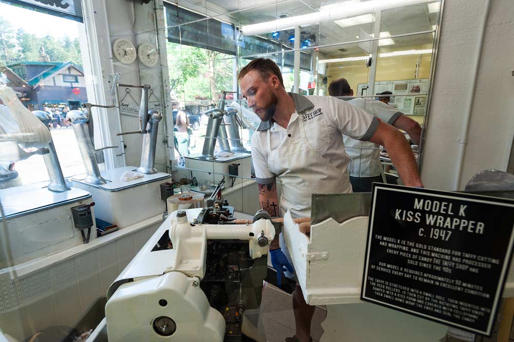 Colorado - Au Taffy Shop, avec les machines d’antan. (Photo @visitEstesPark)