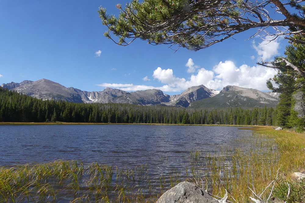 Admirer le lac Bierstadt en toute quiétude.