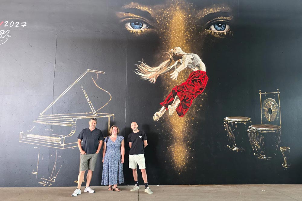 Gérome Lormier, Caroline Barbich et RepiOne devant son immense fresque située dans le hall d'entrée.