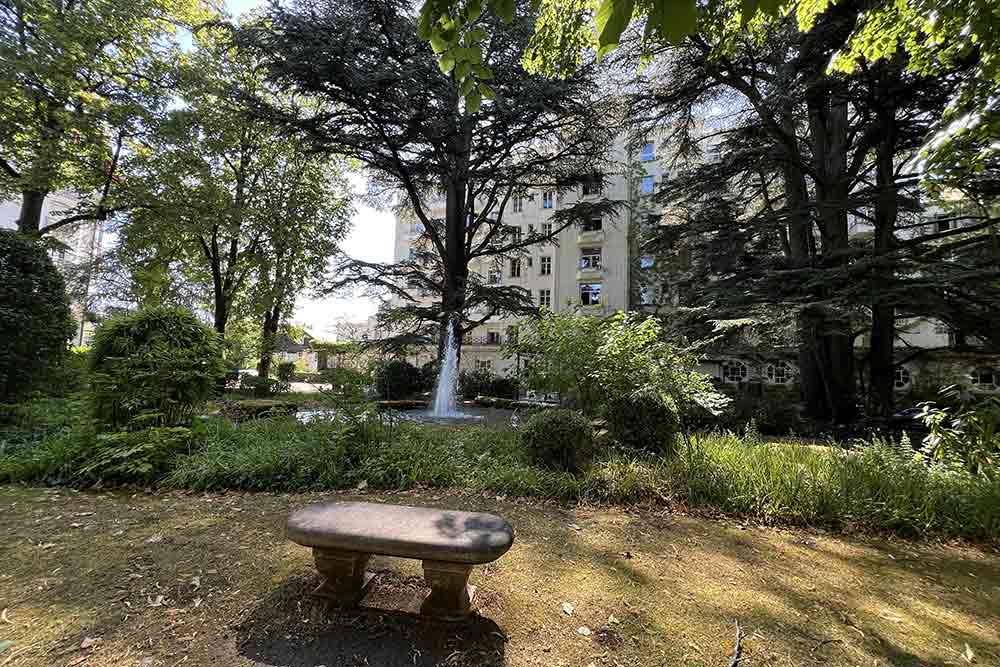 Le Domaine de Divonne est noyé dans la verdure.