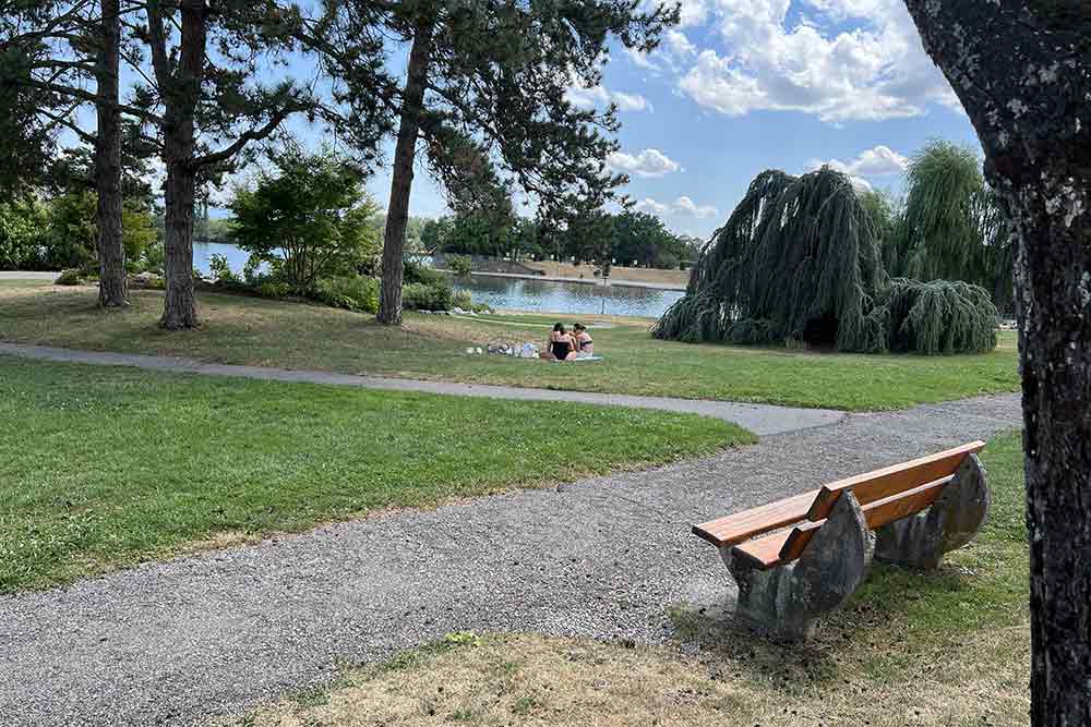 Divonne-les-Bains - Séance bronzage au bord du lac.