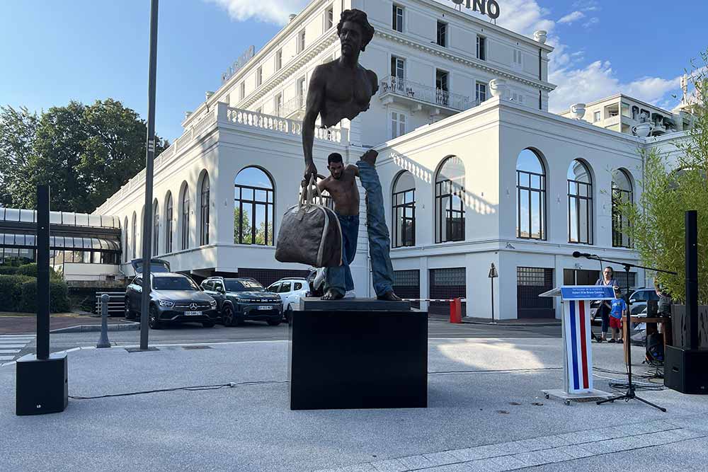 Divonne-les-Bains - Julio Arozarena fait corps avec Hubert III.