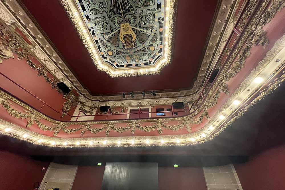 Le magnifique plafond du Théâtre.