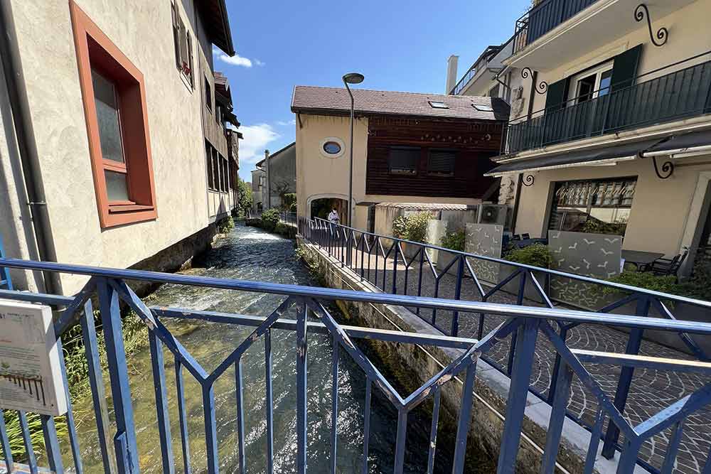 Divonne-les-Bains - La Divonne longe les maisons.