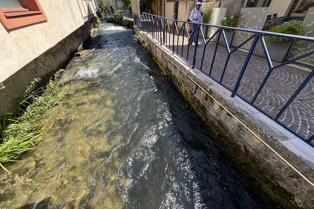 Divonne-les-Bains - La rivière La Divonne serpente dans la ville de Divonne.