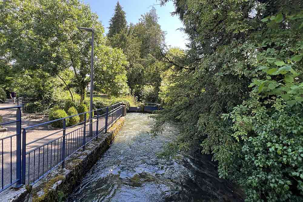 La rivière traverse la ville et les jardins.