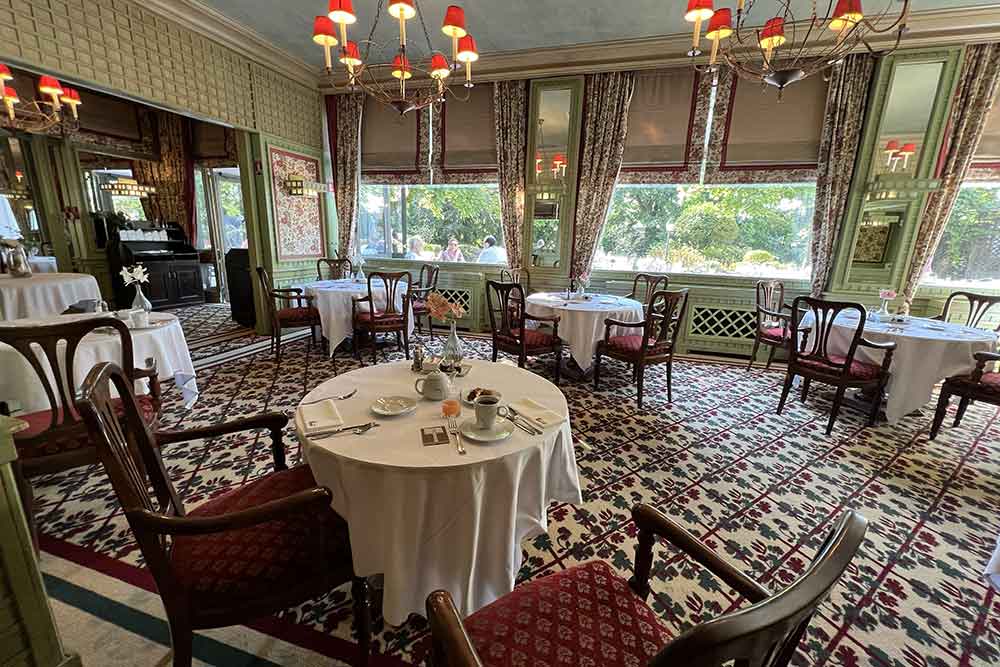 Divonne-les-Bains - La salle du petit déjeuner.