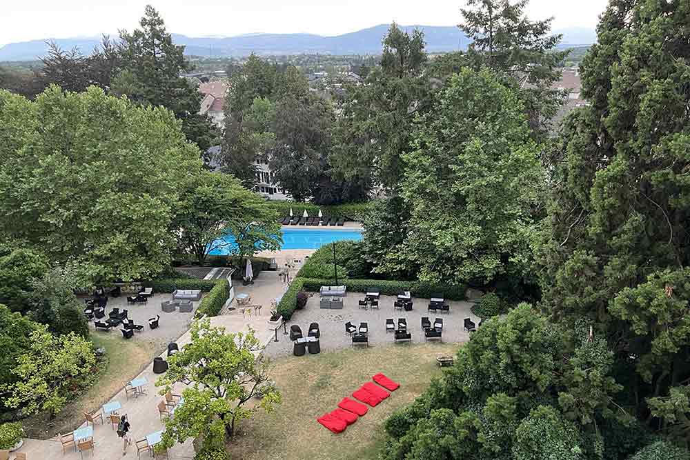 Vue sur la piscine depuis le balcon.