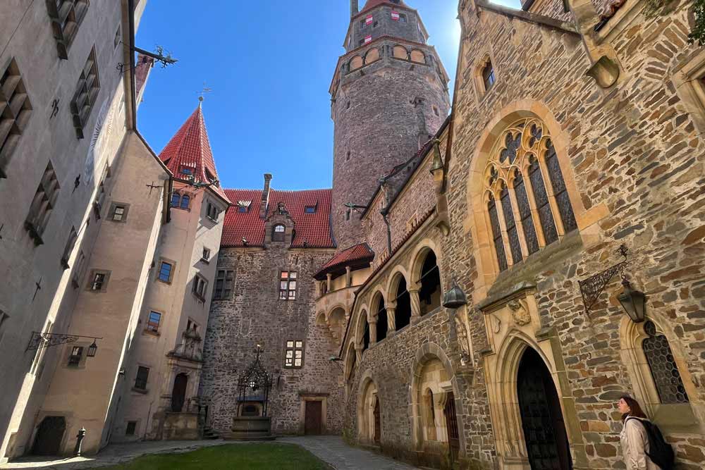 La cour intérieure avec son puits(château de Bouzov) 