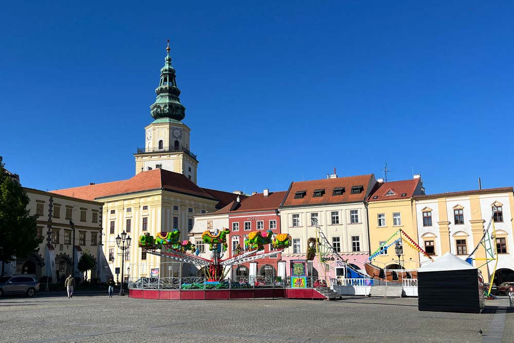Kromeriz - La grand place de Kromeriz avec son manège pour enfants