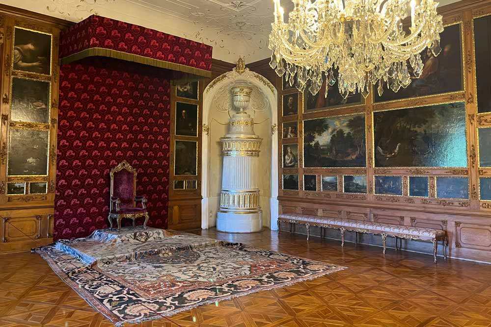 La Salle des Audiences avec son trône