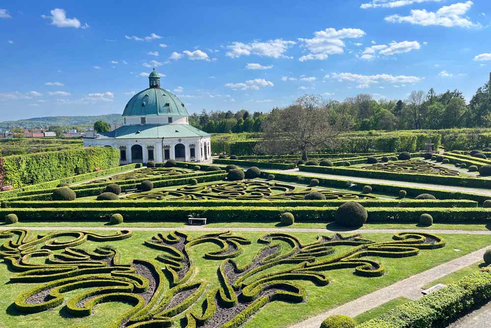 Kromeriz - Les broderies et la rotonde (Jardin de fleurs de Kromeriz)