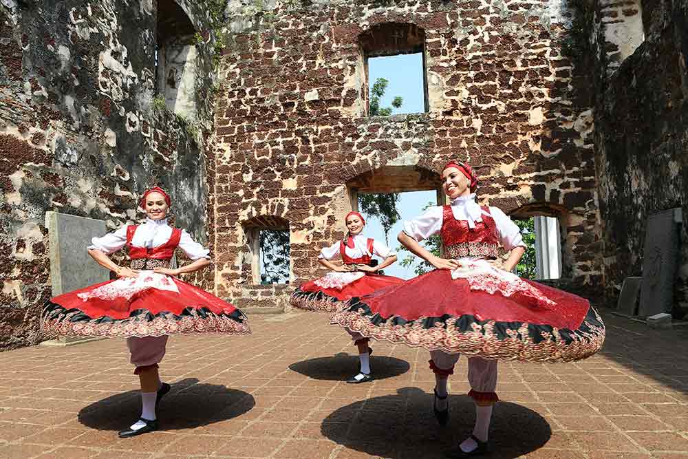 Des ravissantes danseuses en tenues locales.