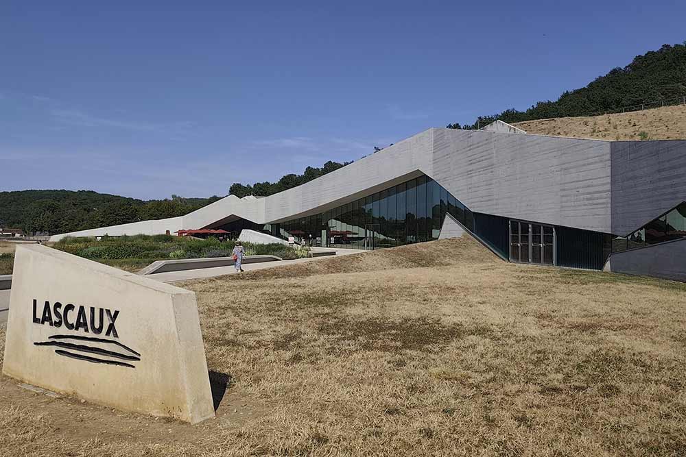 Un bâtiment aux lignes modernes.